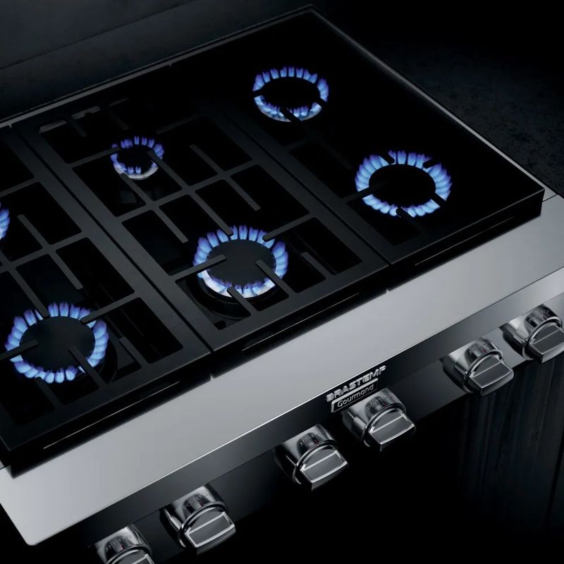 Rangetop Brastemp com 6 queimadores ligados