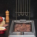 Cooktop Suggar Barbecue com Grelha instalado em uma mesa