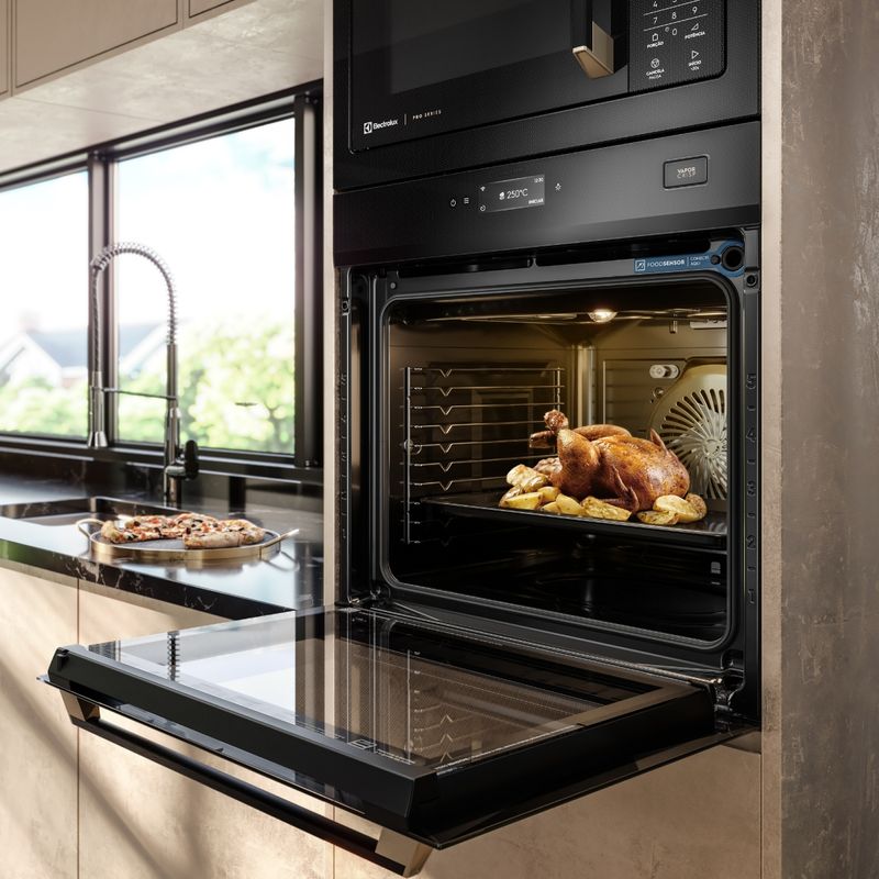 Forno-Eletrico-Electrolux-de-Embutir-OE9XB-com-VaporCrisp-e-Conectividade-Preto-220V-53801WBA235-Cook-Eletroraro--5-